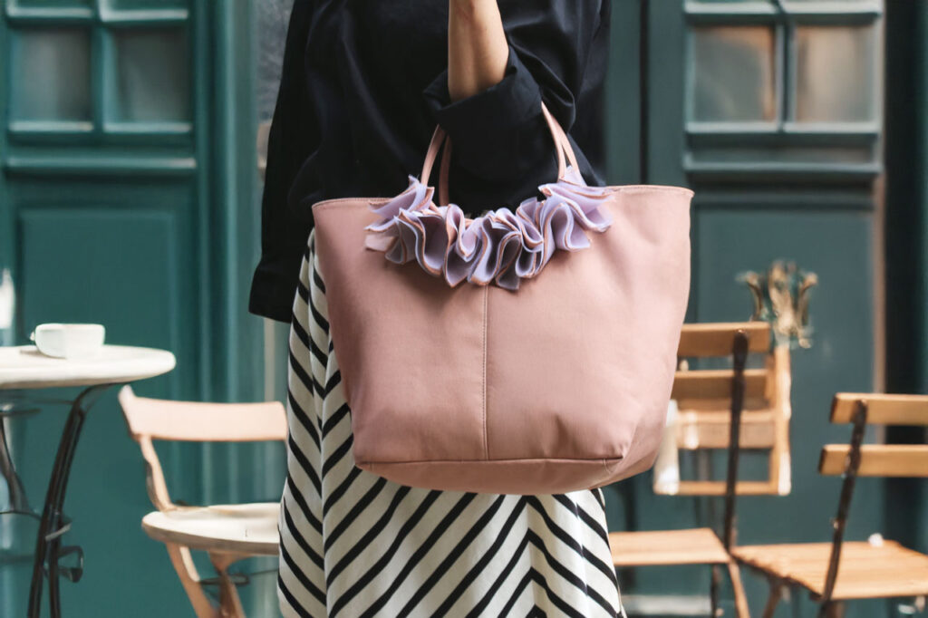 花モチーフのバッグを持っている女性