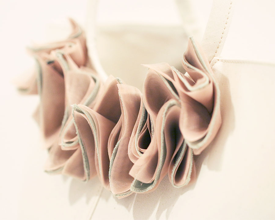 ninew Tete tote bag — Natural & Matcha Peach color, flower motif close-up